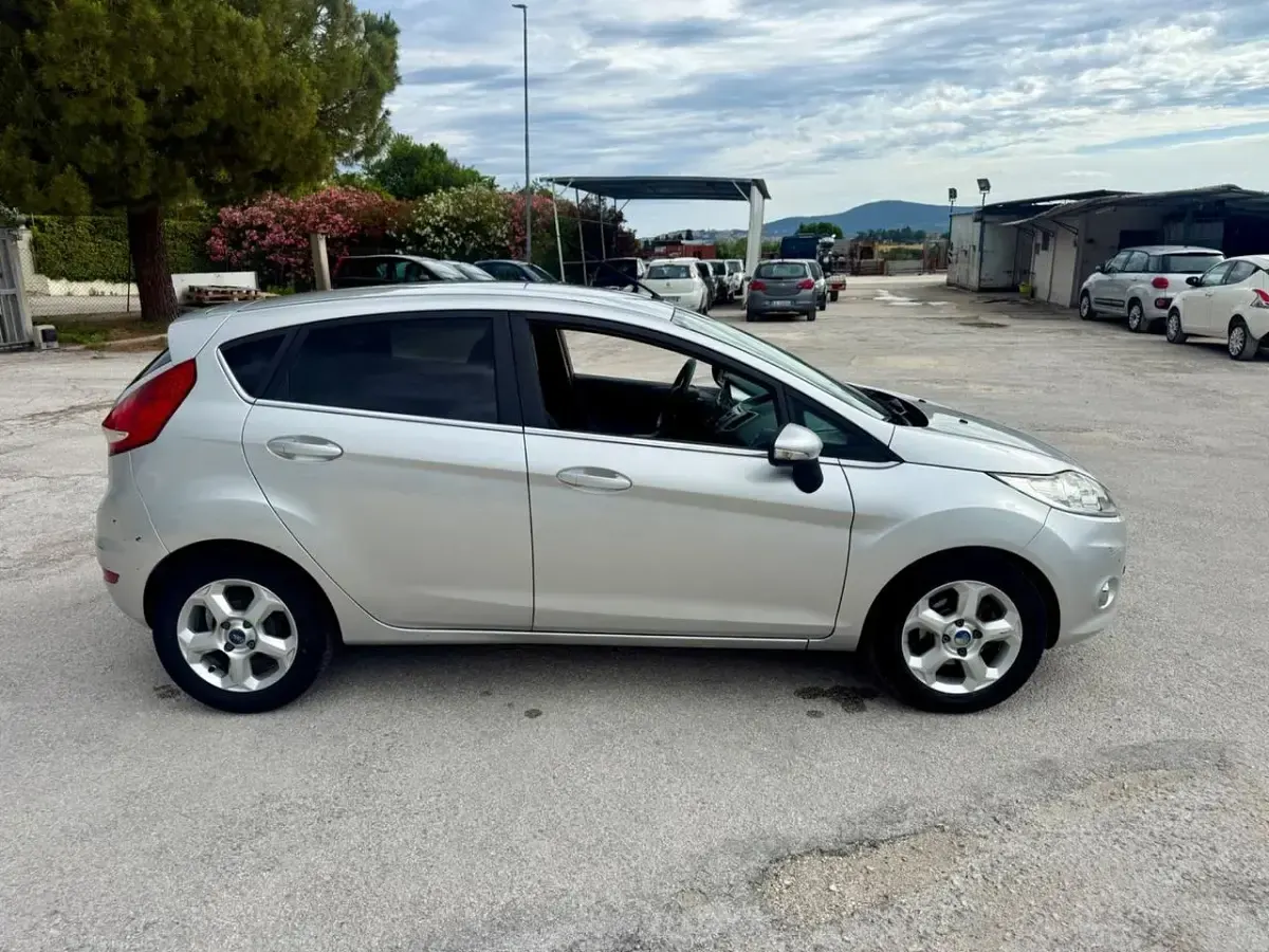 Usata Ford Fiesta Titanium 68 CV (50 kW) 2011 Argento Berlina