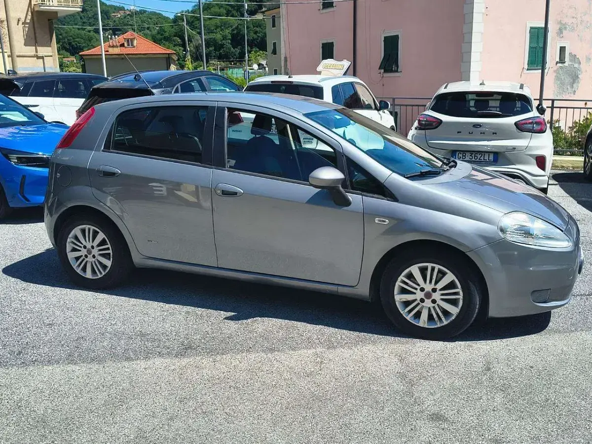 Usata Fiat Grande Punto Dynamic 120 CV (88 kW) 2008 Grigio metallizzato Utilitaria