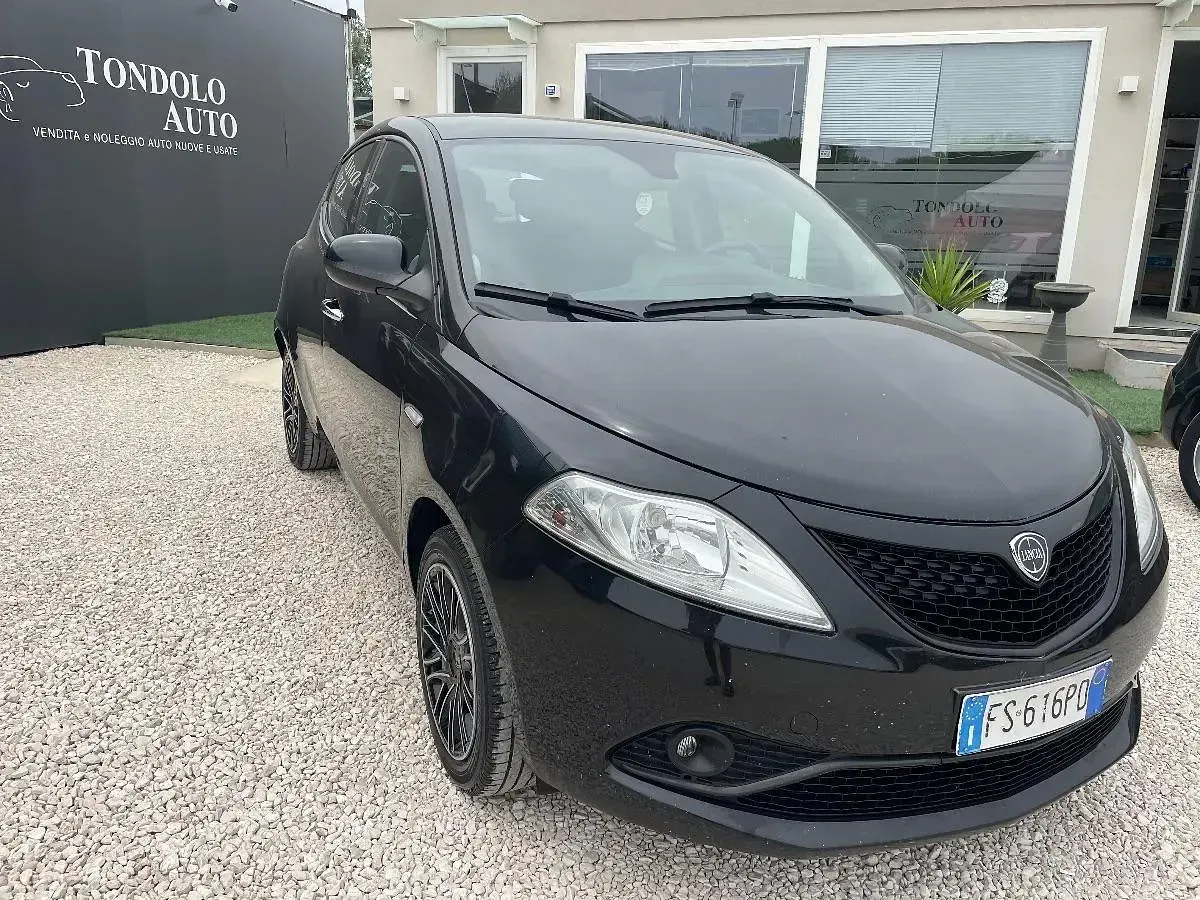 Usata Lancia Ypsilon Gold 69 CV (50 kW) 2018 Nero Utilitaria