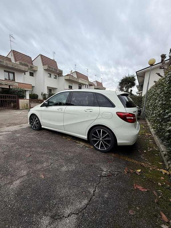 Usata Mercedes B200 Night 136 CV (100 kW) 2017 Bianco Utilitaria