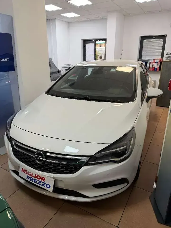 Usata Opel Astra Innovation 105 CV (77 kW) 2017 Bianco Berlina