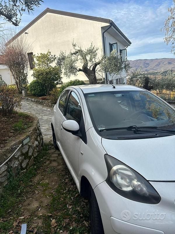 Bianco Usata 2012 Toyota Aygo Due volumi | 4000 € (Ottimo prezzo) - Immagine 1/4