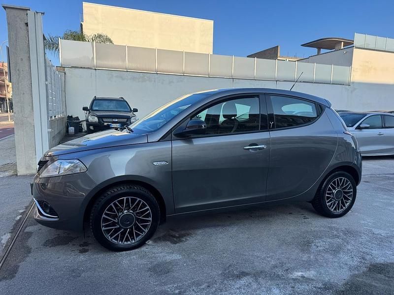 Usata Lancia Ypsilon Gold 95 CV (69 kW) 2016 Grigio Utilitaria