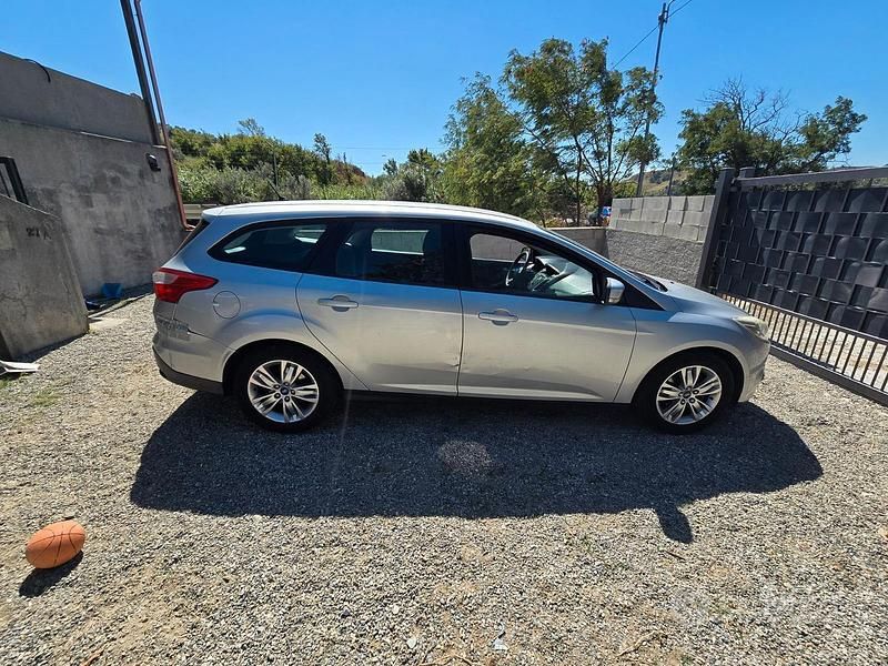 Usata Ford Focus 100 CV (73 kW) 2013 Grigio Station wagon