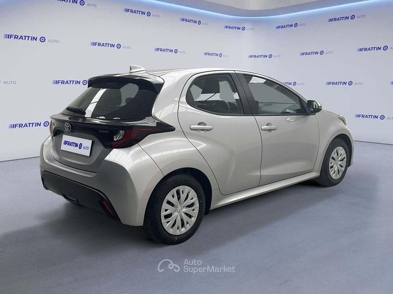Usata Toyota Yaris Hybrid Active 92 CV (67 kW) 2025 Grigio Berlina
