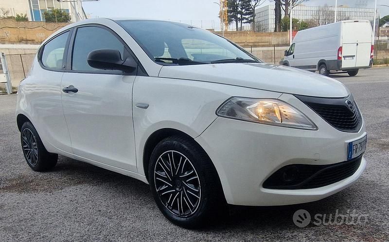Usata Lancia Ypsilon Platinum 69 CV (50 kW) 2018 Beige Utilitaria