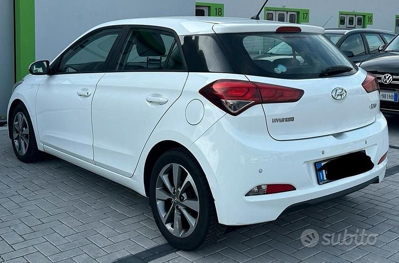 Usata 2016 Hyundai i20 Tre volumi | 7000 € (Ottimo prezzo) - Immagine 1/4