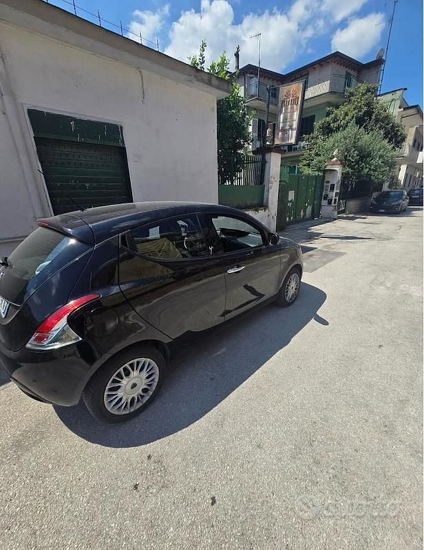 Usata Lancia Ypsilon 69 CV (50 kW) 2017 Nero Utilitaria