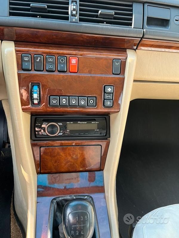 Usata Mercedes E200 122 CV (89 kW) 1992 Verde Berlina