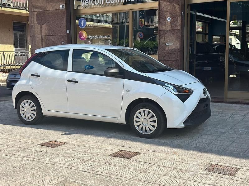 Usata Toyota Aygo Connect Style 72 CV (52 kW) 2021 Bianco Utilitaria