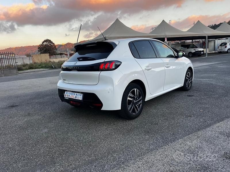 Usata Peugeot 208 Allure 100 CV (73 kW) 2022 Bianco Utilitaria