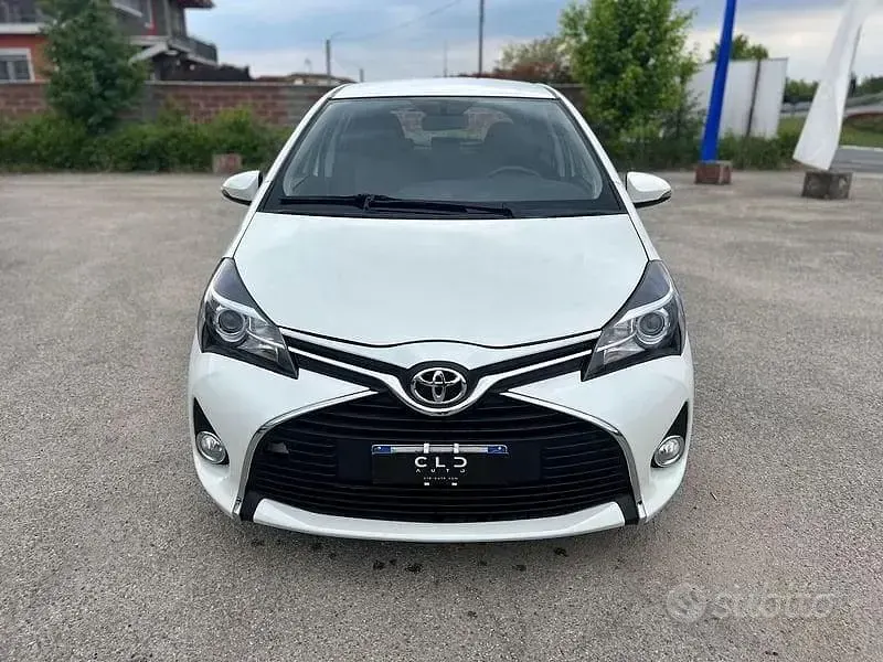 Begagnad Toyota Yaris 90 HK (66 kW) 2015 Vit Halvkombi