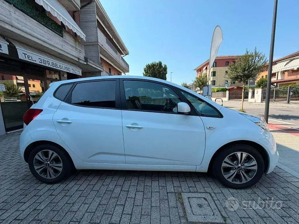Usata Kia Venga 90 CV (66 kW) 2018 Bianco Utilitaria