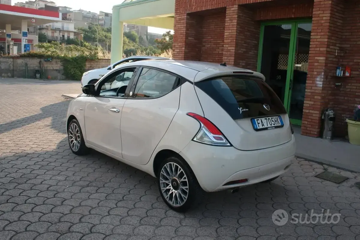 Usata Lancia Ypsilon 69 CV (50 kW) 2015 Beige Utilitaria
