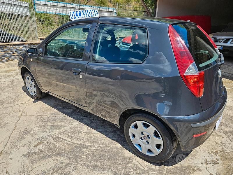 Usata Fiat Punto Active 60 CV (44 kW) 2005 Grigio Utilitaria