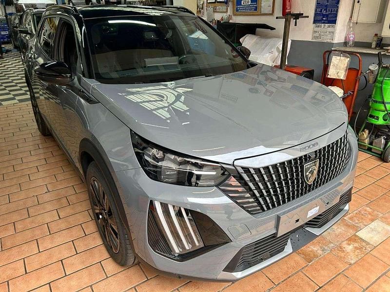 Grigio Nuova 2025 Peugeot 2008 GT SUV | 29.990 € (Cara) - Immagine 1/4