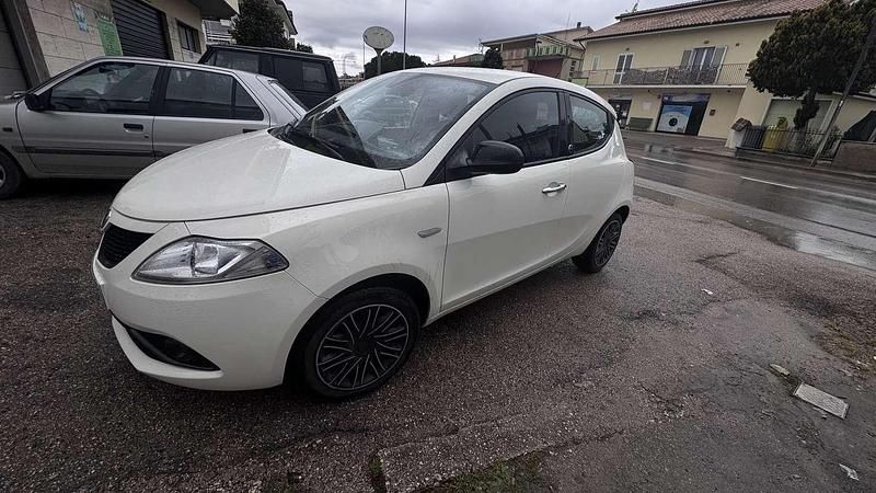 Usata Lancia Ypsilon Silver 69 CV (50 kW) 2018 Utilitaria