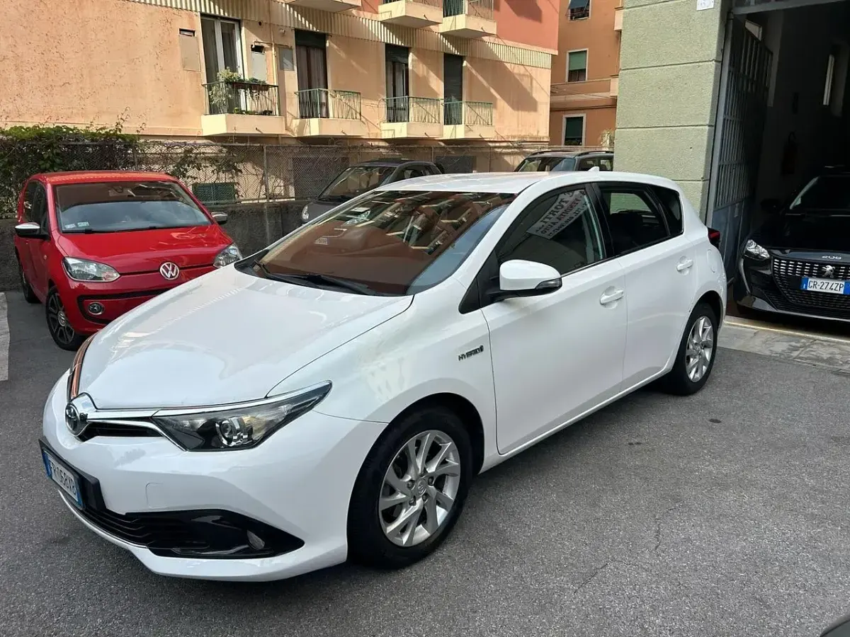 Usata Toyota Auris Hybrid Lounge 99 CV (72 kW) 2018 Bianco Berlina