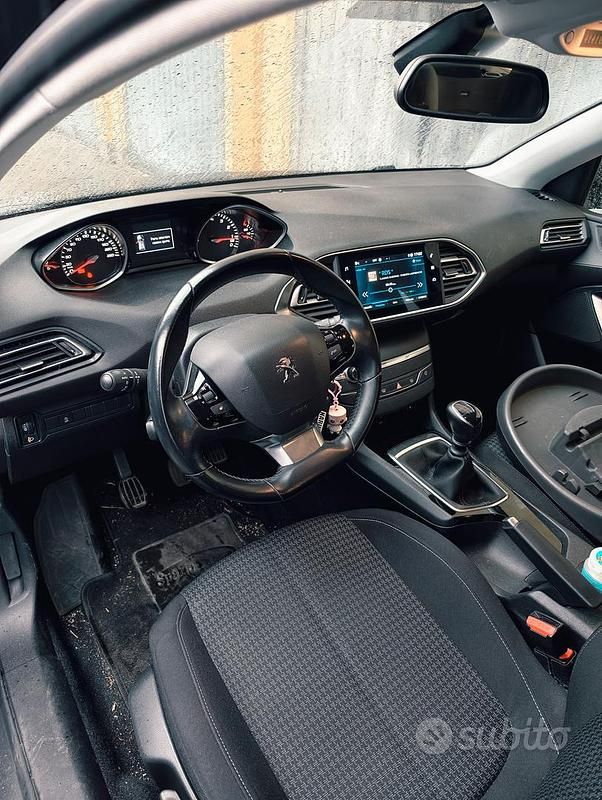 Usata Peugeot 308 SW 130 CV (95 kW) 2022 Grigio Station wagon