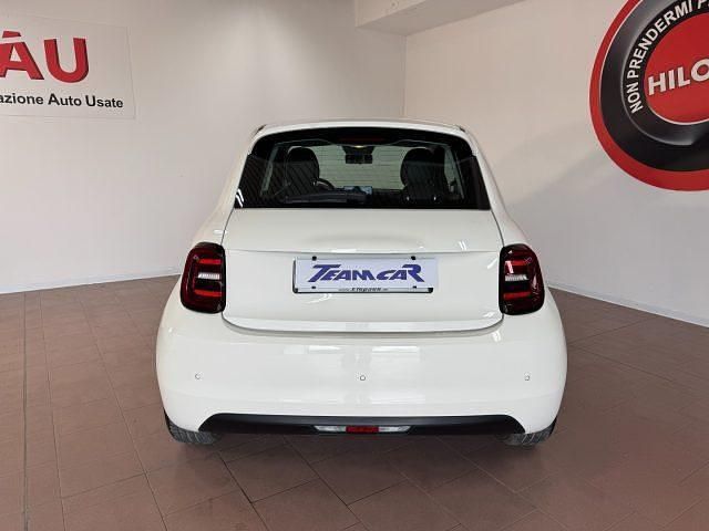 Usata Fiat 500e Action 69 kW (95 CV) 2022 Bianco panna Berlina