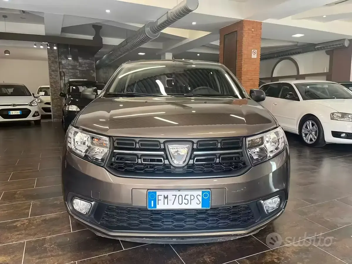 Usata Dacia Sandero Lauréate 73 CV (53 kW) 2018 Marrone Berlina
