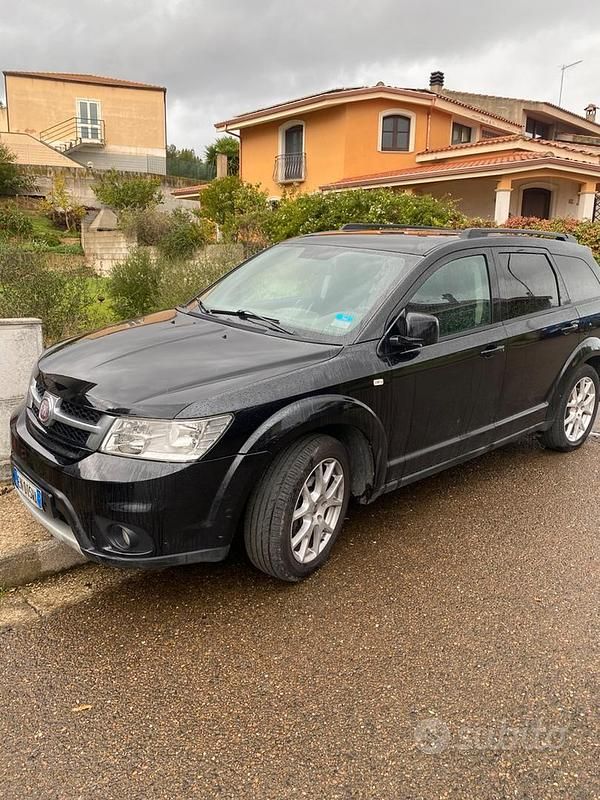 Käytetty Fiat Freemont 140 HP (102 kW) 2012 Musta Katumaasturi