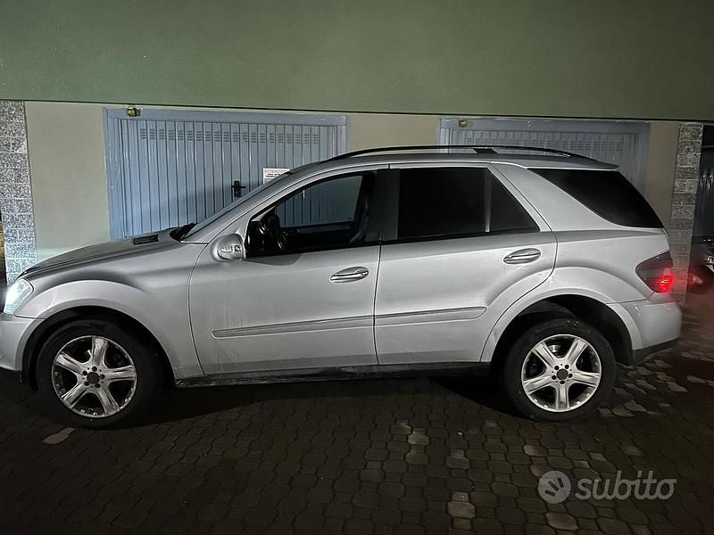 Grigio Usata 2009 Mercedes ML280 SUV | 9900 € (Buon prezzo) - Immagine 1/4