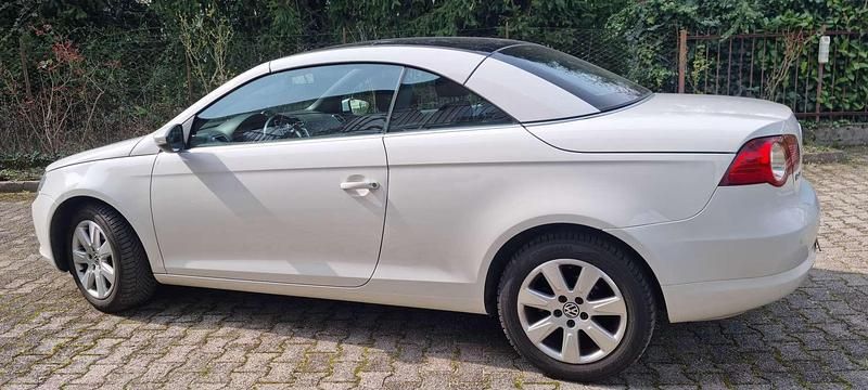 Usata VW Eos 140 CV (102 kW) 2010 Bianco Cabrio