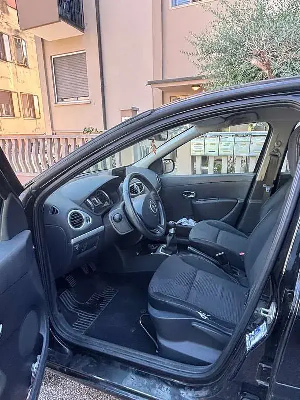Usata Renault Clio III Dynamique 75 CV (55 kW) 2012 Nero Berlina