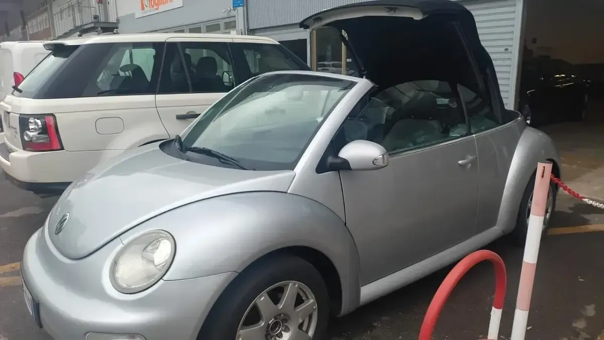 Usata VW New Beetle 101 CV (74 kW) 2004 Argento Utilitaria
