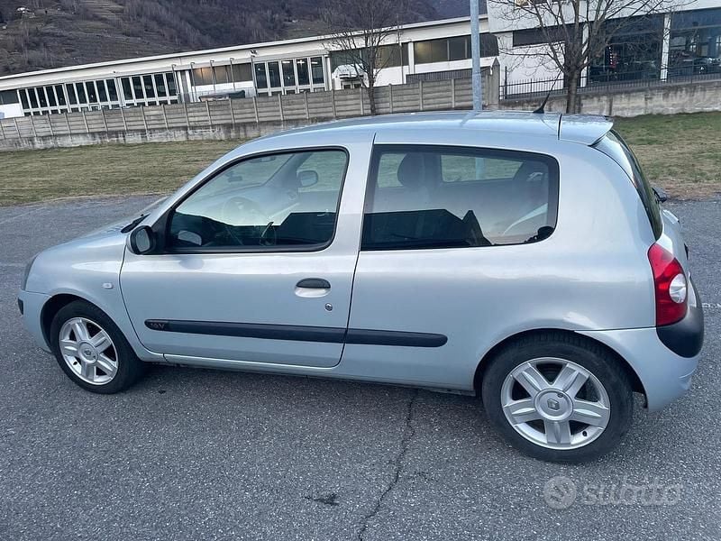 Usata Renault Clio II 75 CV (55 kW) 2003 Grigio Berlina