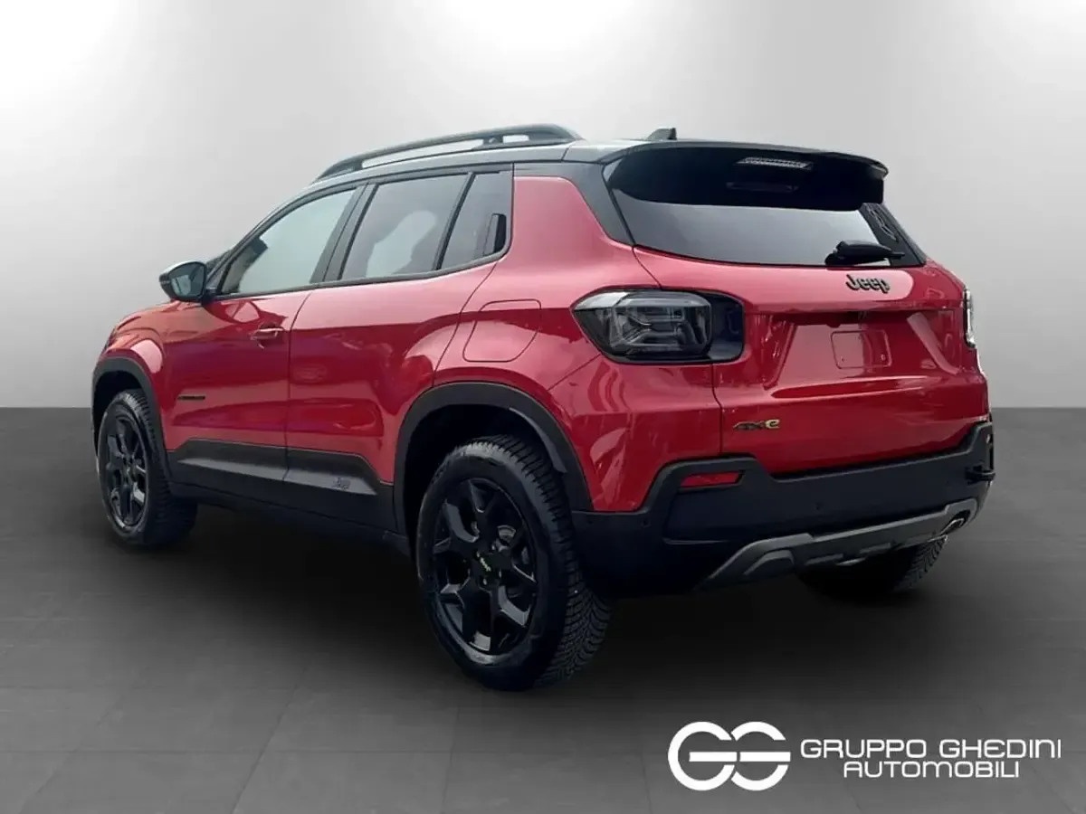 Nuova Jeep Avenger Overland 136 CV (100 kW) 2026 Ruby con tetto volcano SUV