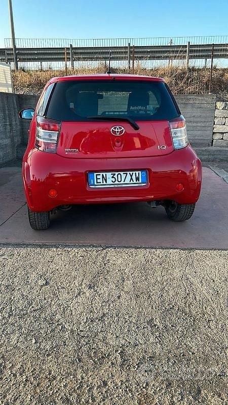 Usata Toyota iQ 68 CV (50 kW) 2012 Rosso Utilitaria