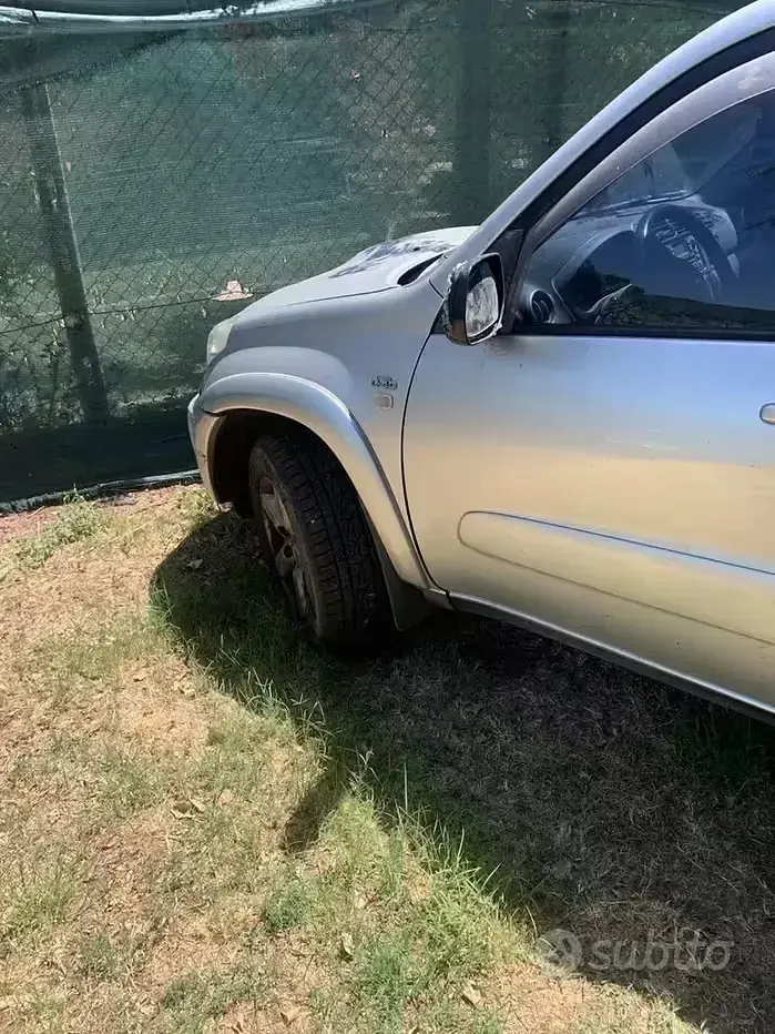 Usata Toyota RAV4 116 CV (85 kW) 2005 Grigio SUV