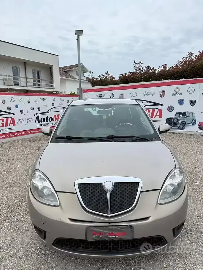 Usado Lancia Ypsilon 75 HP (55 kW) 2007 Castanho Citadino