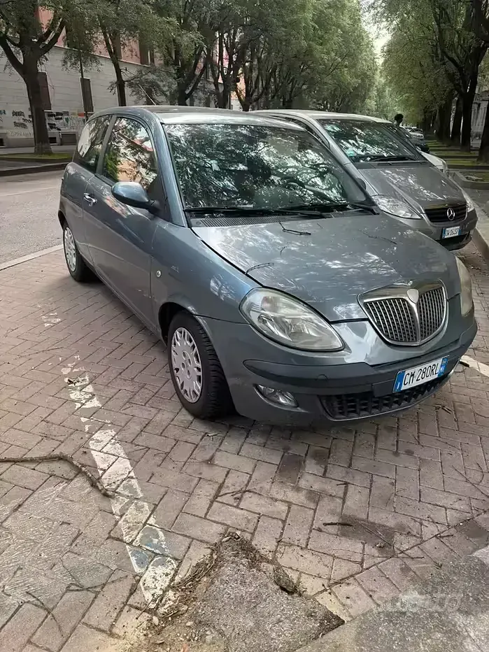 Usata Lancia Ypsilon 80 CV (58 kW) 2004 Grigio Utilitaria