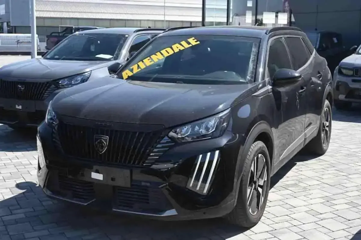 Usata Peugeot 2008 Allure 101 CV (74 kW) 2025 SUV