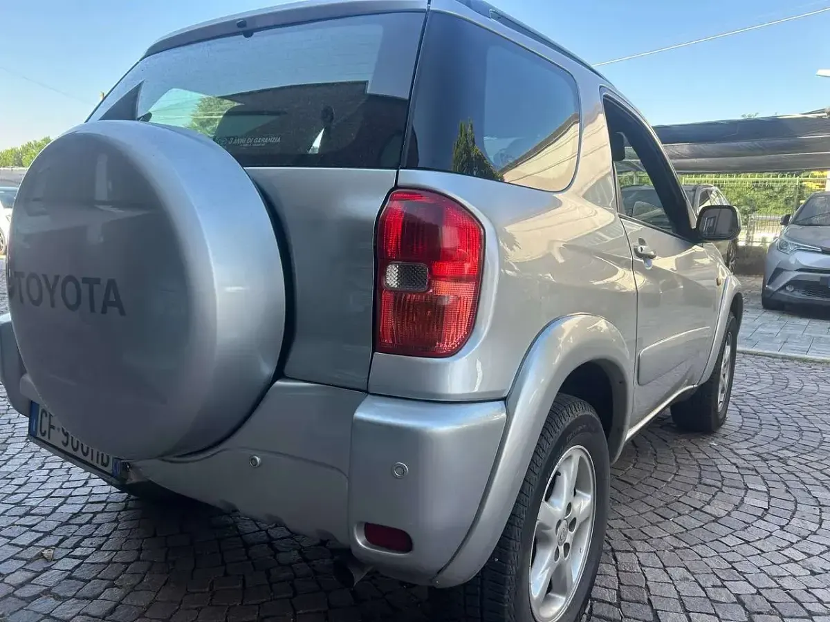 Usata Toyota RAV4 150 CV (110 kW) 2001 Argento SUV