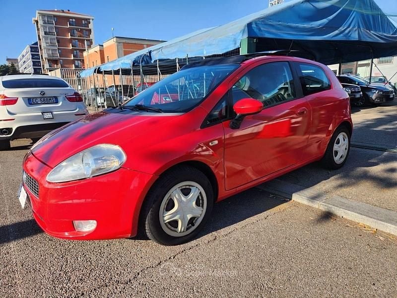 Rosso Usata 2007 Fiat Grande Punto Utilitaria | 2500 € (Buon prezzo) - Immagine 1/4