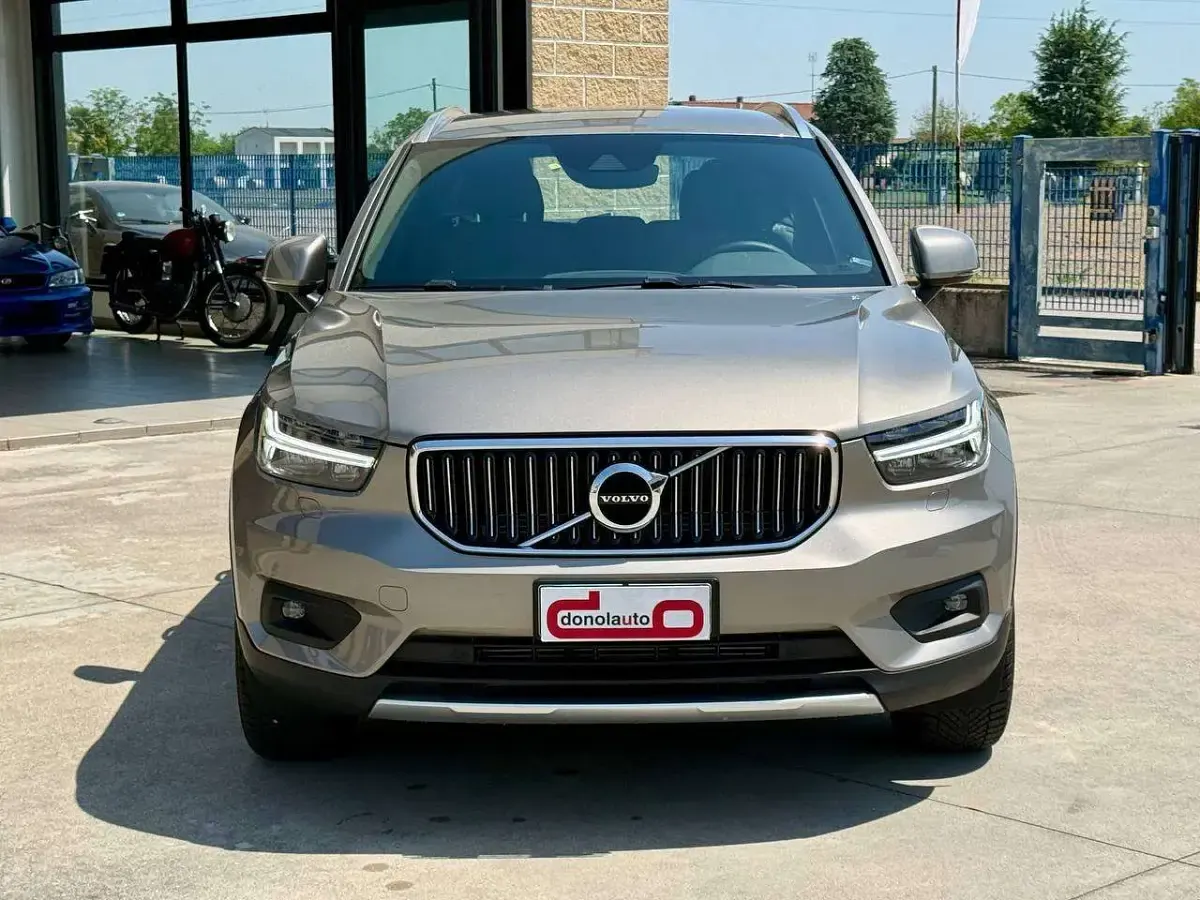 Usata Volvo XC40 Plus 129 CV (94 kW) 2022 Argento SUV