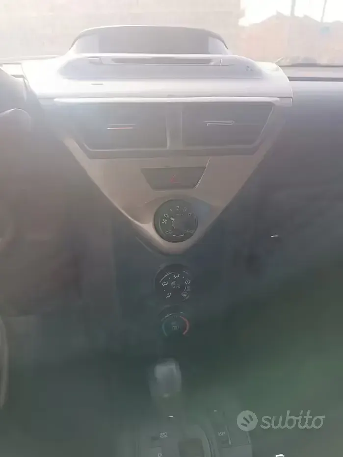 Begagnad Toyota iQ 68 HK (50 kW) 2009 Röd Halvkombi