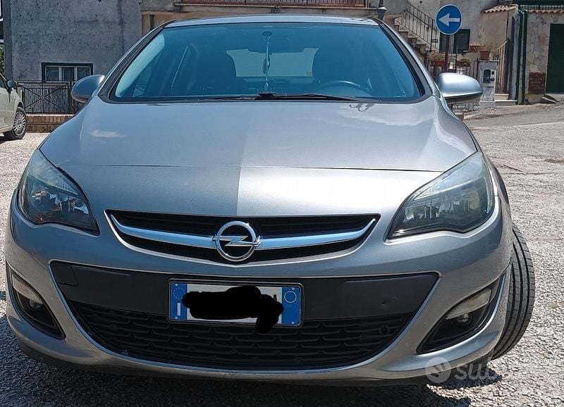 Grigio Usata 2014 Opel Astra Tre volumi | 3480 € (Buon prezzo) - Immagine 1/4