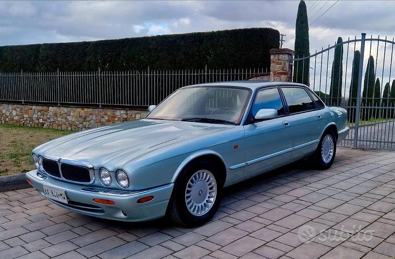 Usata Jaguar XJ8 237 CV (174 kW) 1998 Argento Berlina