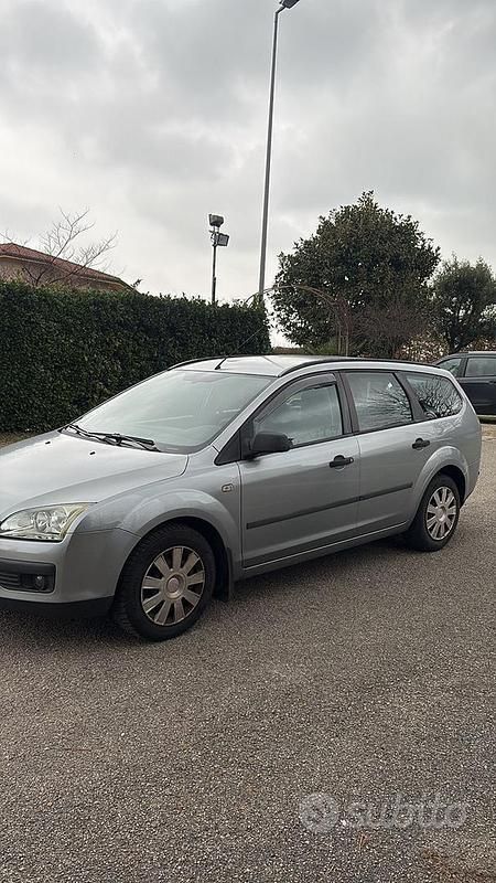 Usata Ford Focus 90 CV (66 kW) 2005 Grigio Station wagon