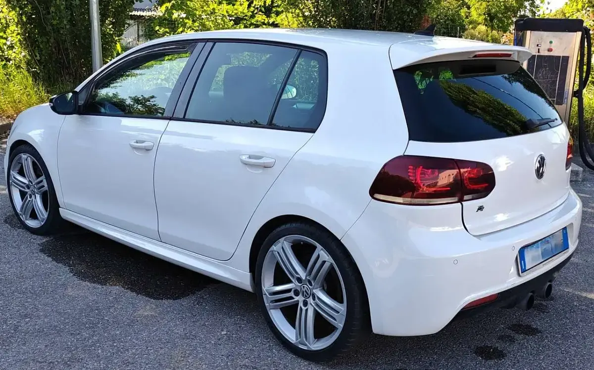 Usata VW Golf VI R 271 CV (199 kW) 2010 Bianco Utilitaria