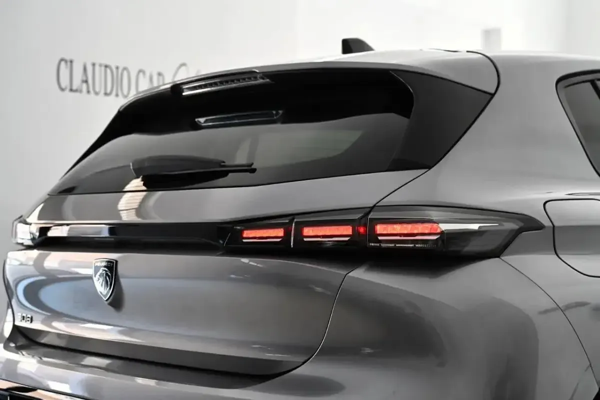 Usata Peugeot 308 Allure 130 CV (95 kW) 2023 Argento Berlina