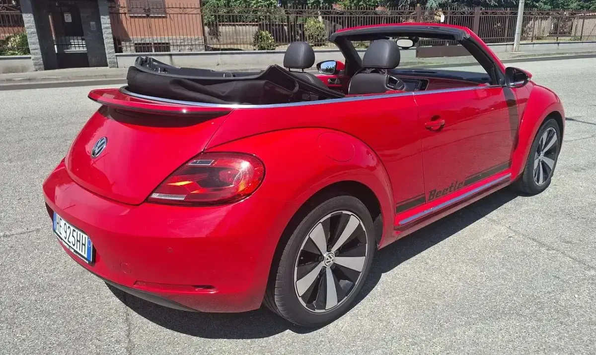 Usata VW Beetle Design 105 CV (77 kW) 2016 Rosso Utilitaria