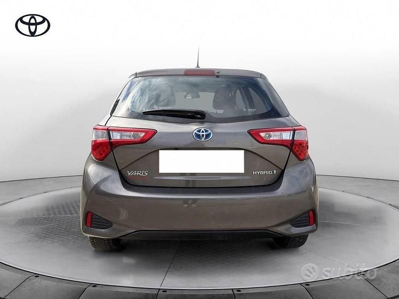 Usata Toyota Yaris Hybrid Cool 101 CV (74 kW) 2018 Grigio Berlina