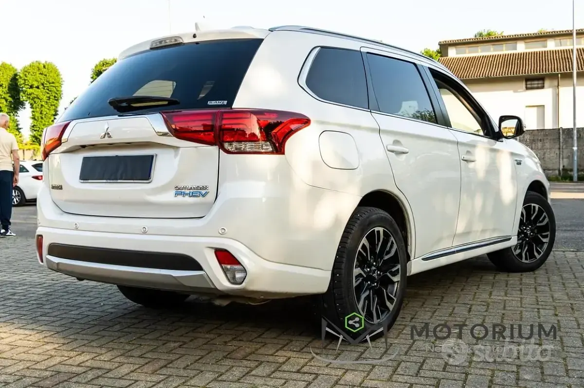 Usata Mitsubishi Outlander P-HEV Instyle 121 CV (88 kW) 2018 Bianco SUV