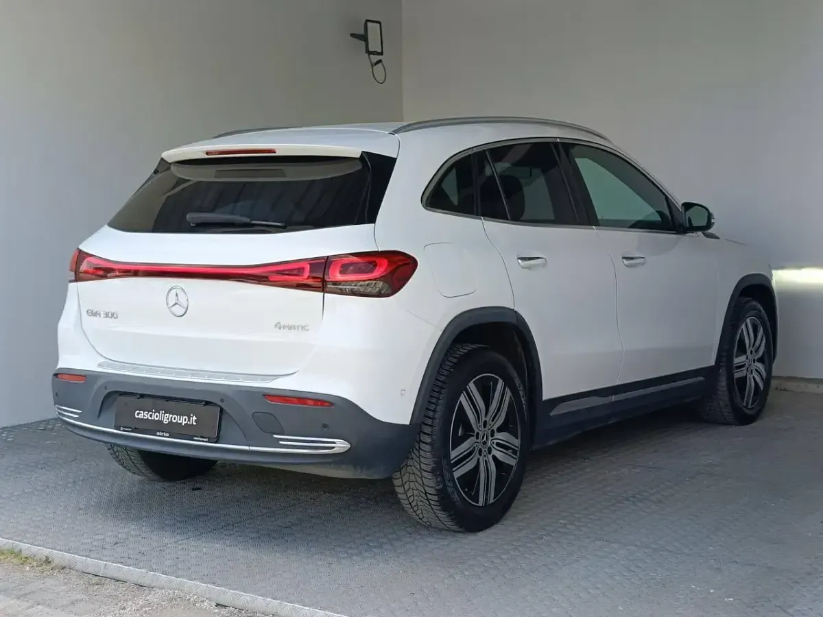 Usata Mercedes EQA300 139 kW (189 CV) 2022 Bianco SUV